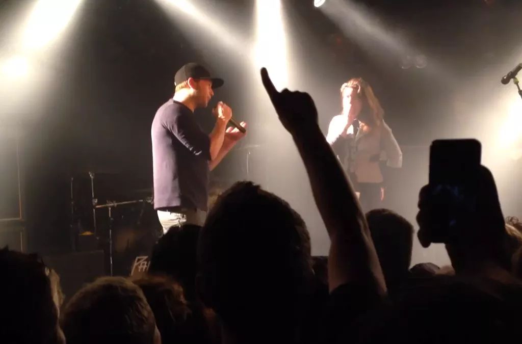 Se Papa Roach-fan fri på scenen – og kræve crowdsurf som svar