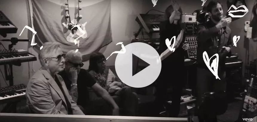 Premiere: The Pretenders udgiver ny og delvis animeret "Holy Commotion”-musikvideo