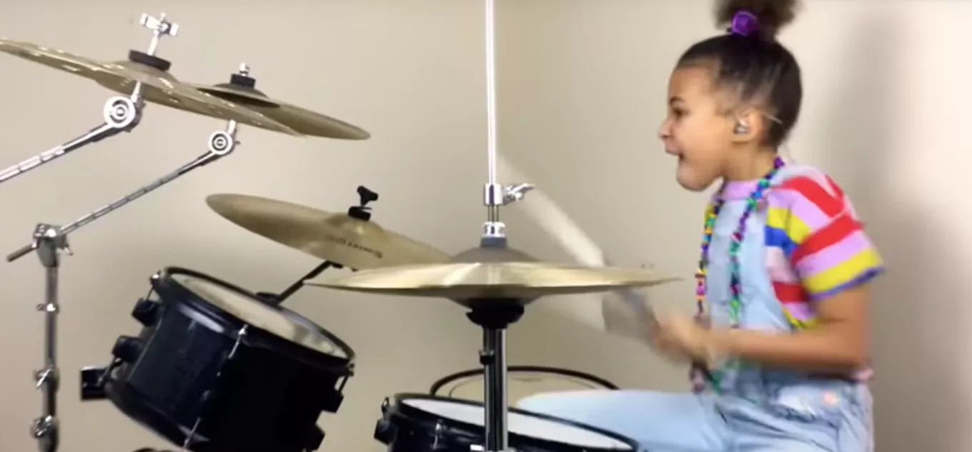 VIDEO: 9-årig trommeslager rammer Queens of the Stone Age lige på kornet