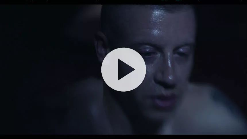 Macklemore tager en kold tyrker i musikvideoen til singlen ”Drug Dealer”