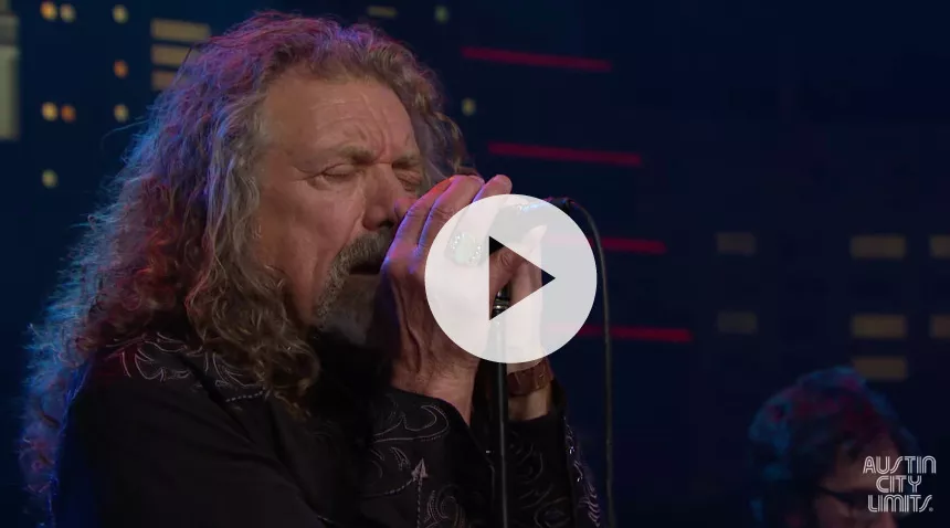 Se intens Robert Plant fremføre Led Zeppelin-klassiker