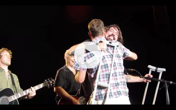 Se Foo Fighters hive grædende mand på scenen