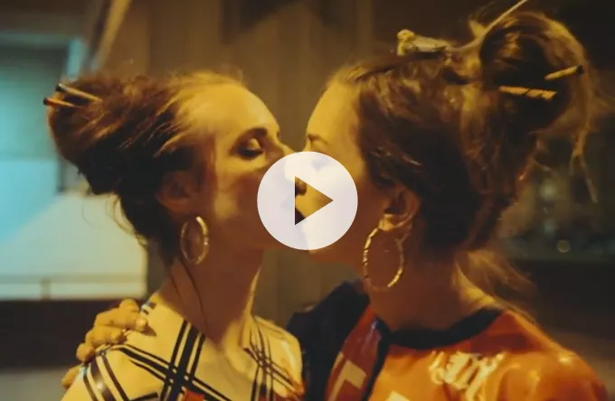 Se MØ og Elliphant kysse i ny musikvideo