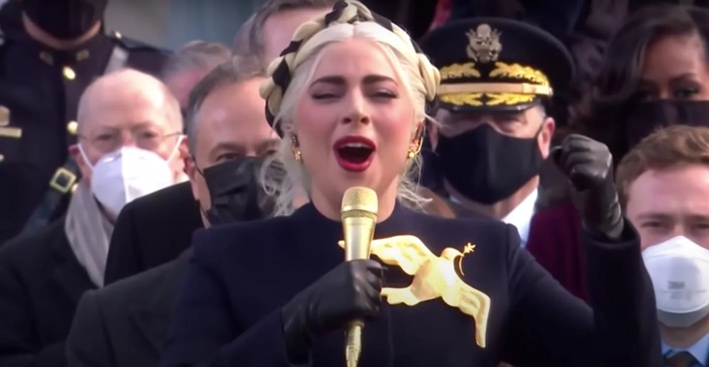 Se Lady Gaga synge "The Star-Spangled Banner" ved præsidentindsættelsen