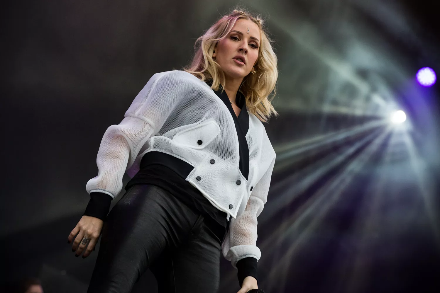 Ellie Goulding har Sverigefnatt på nya skivan – hyllar Laleh-samarbete