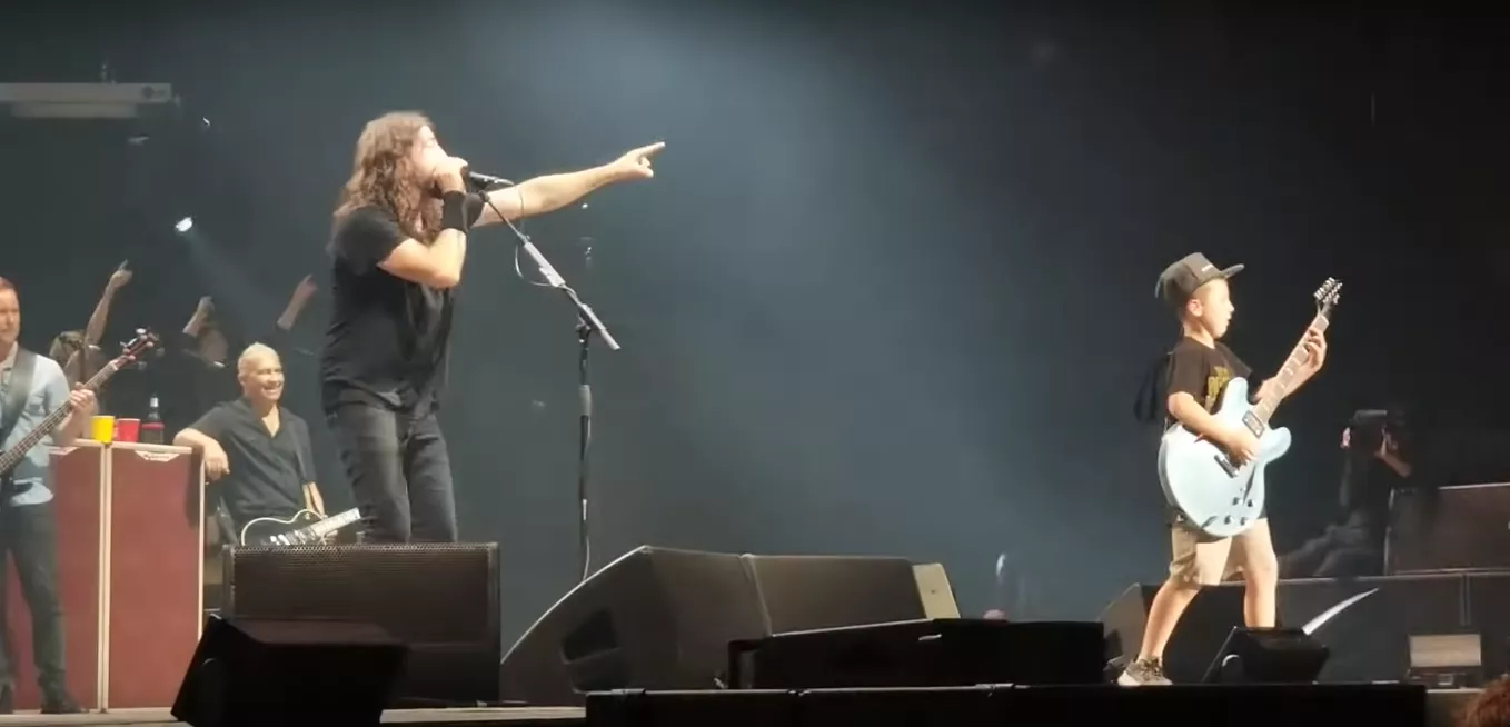 10-årig fan spiller Metallica på scenen til Foo Fighters-koncert