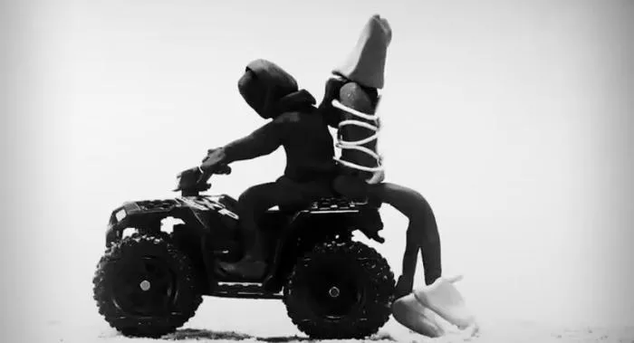 Kanye West kidnappar och begraver Pete Davidson i musikvideo