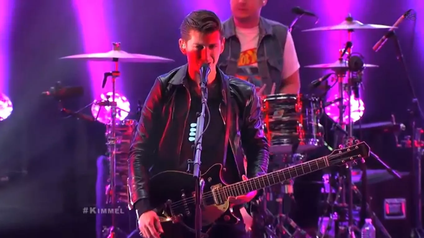 Se Arctic Monkeys optræde live i talkshow 