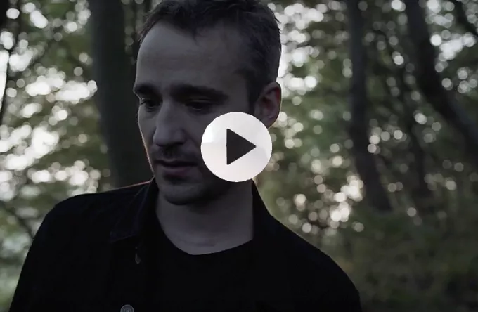Se Rasmus Walter helt ude i skoven i ny video