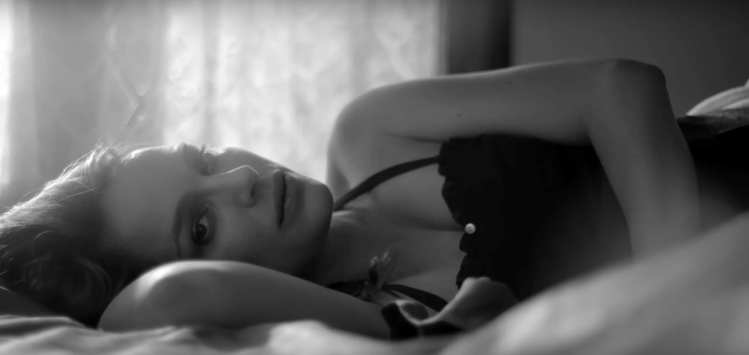 Se flot ny James Blake-musikvideo med højgravid Natalie Portman