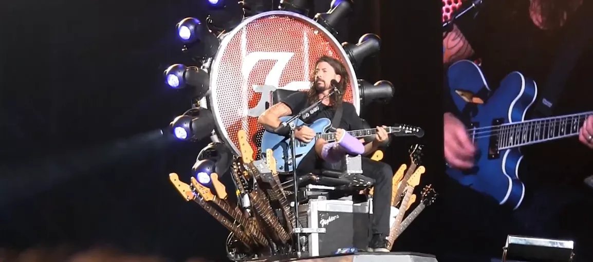 Dave Grohl genoptræner benet med Led Zeppelin-trommer 