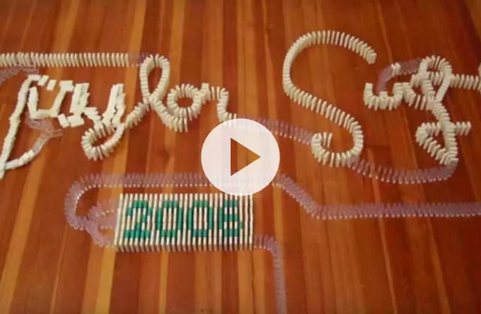 Video: Taylor Swift hyldet med tusindvis af væltende dominobrikker