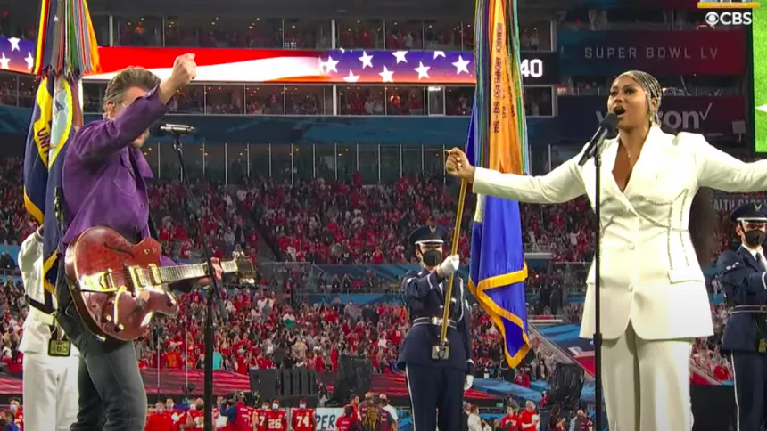 Se Jazmine Sullivan og Eric Church åbne Super Bowl med nationalmelodien