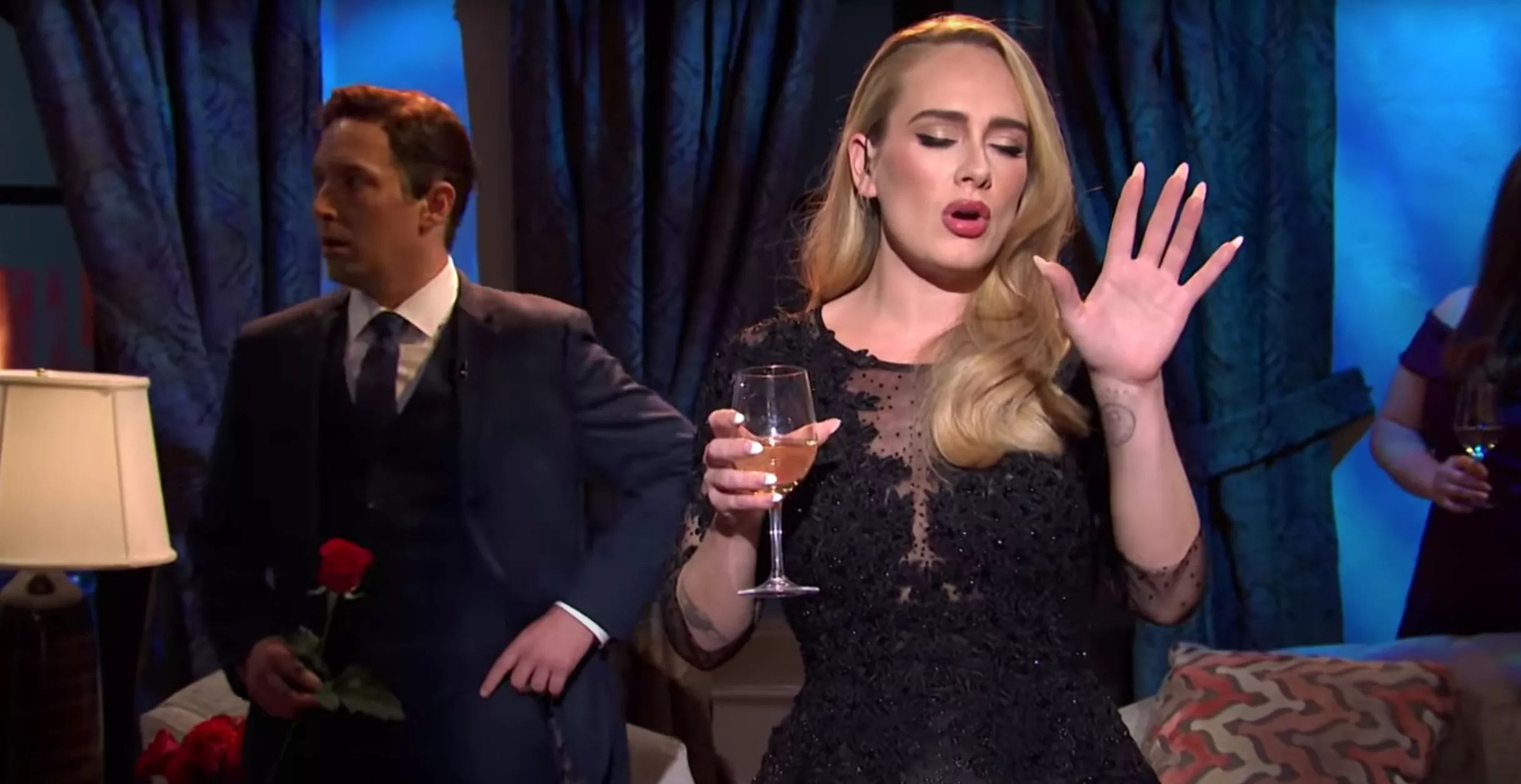 Se Adele bryde ud i sang i parodi på dating-show