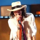 Steven Tyler passer på fødderne