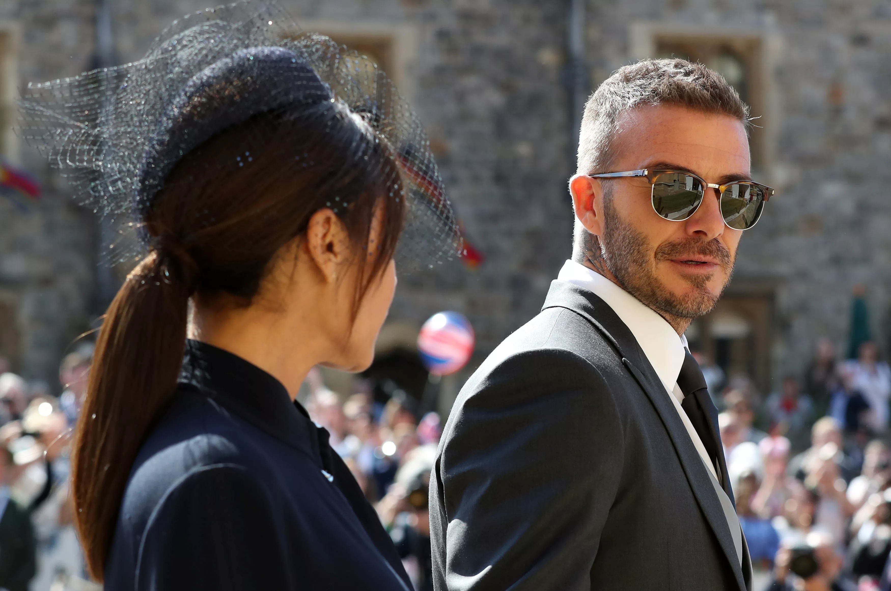 Beckham-paret selger bryllupsantrekkene til inntekt for terrorofrene fra Manchester