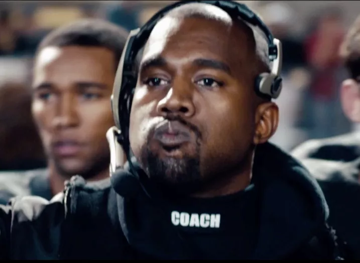 Kanye West tager en dukkert under koncert