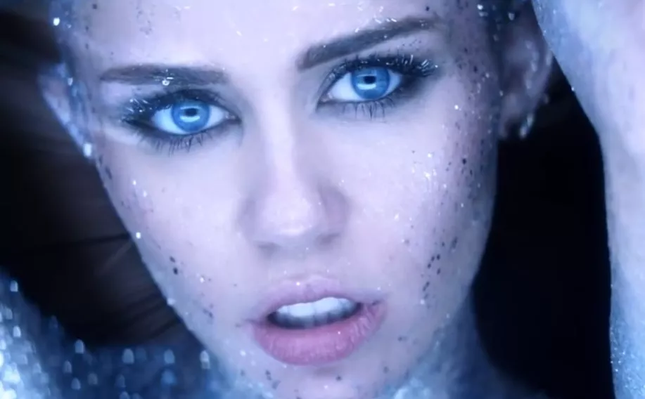 Se ny video med en funklende rum-Miley 