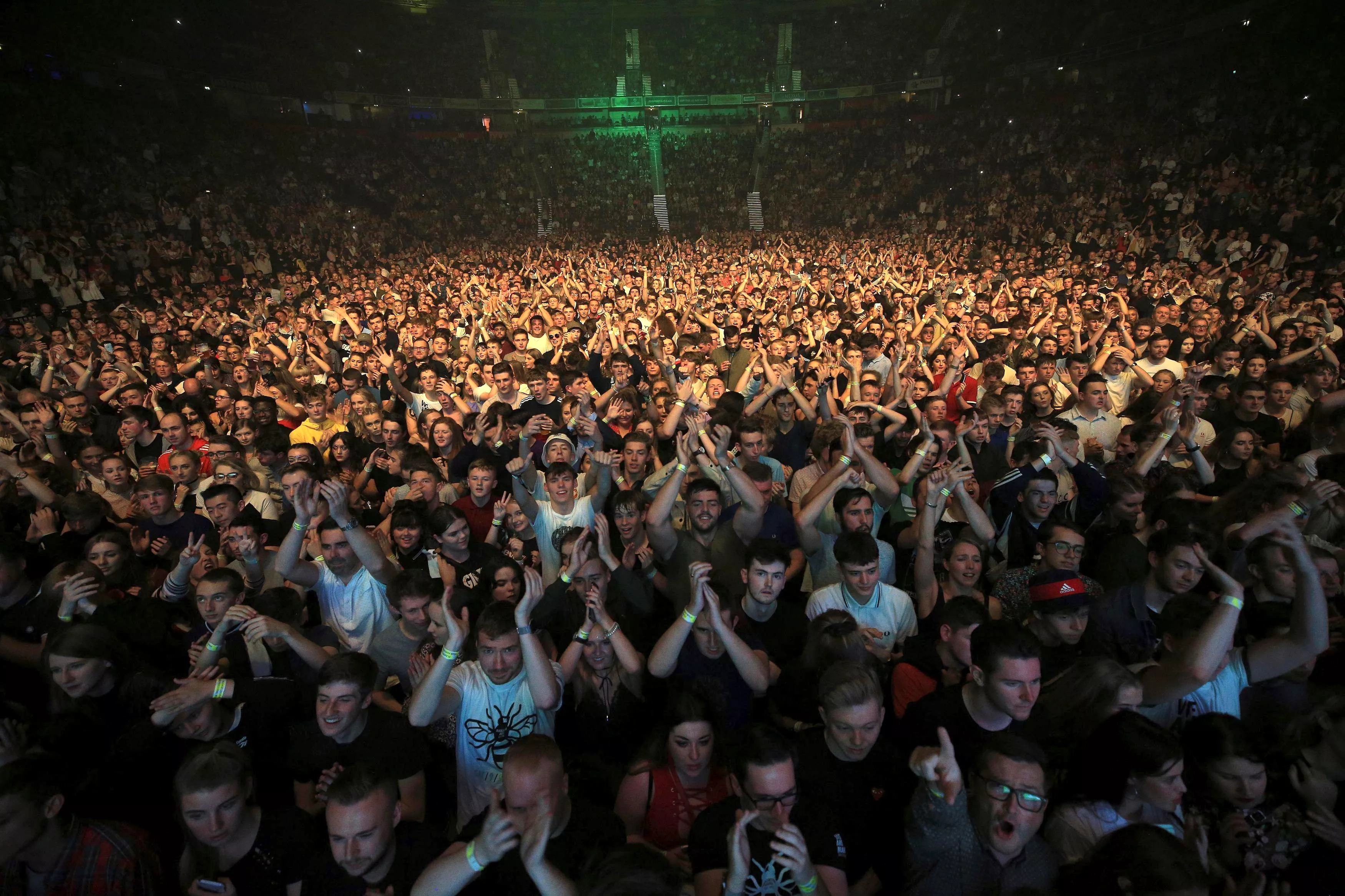 Много людей на концерте. Толпа на концерте. Толпа людей на концерте. Толпа народа на концерте.
