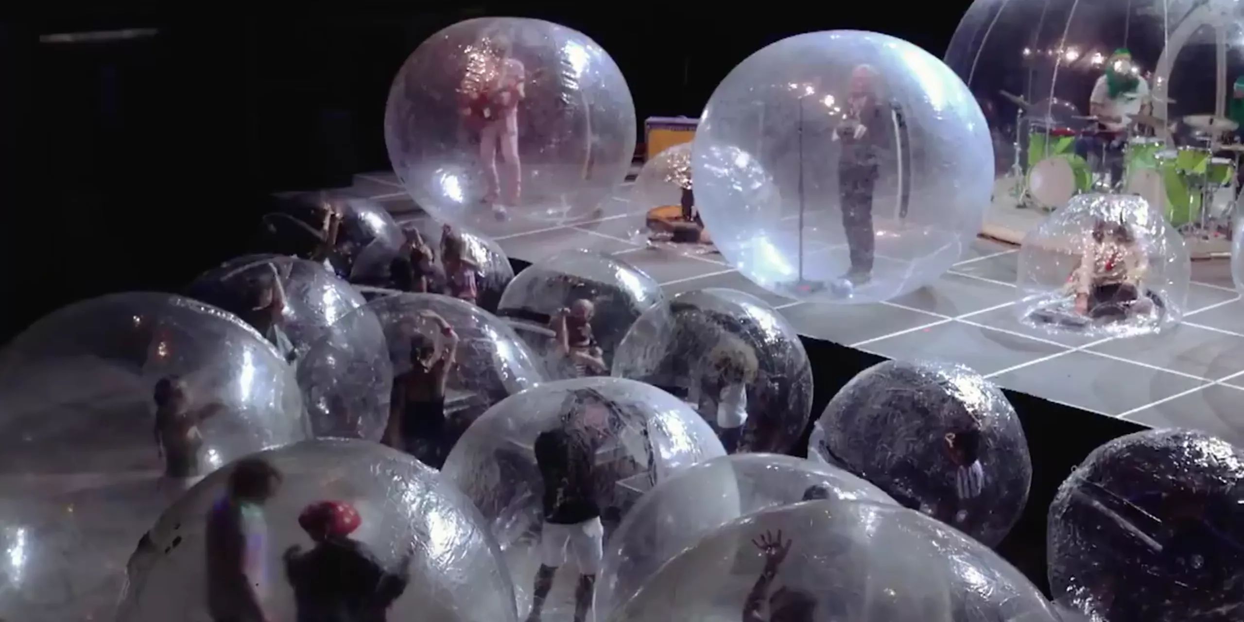 Stor The Flaming Lips-koncert med publikum i bobler – se video