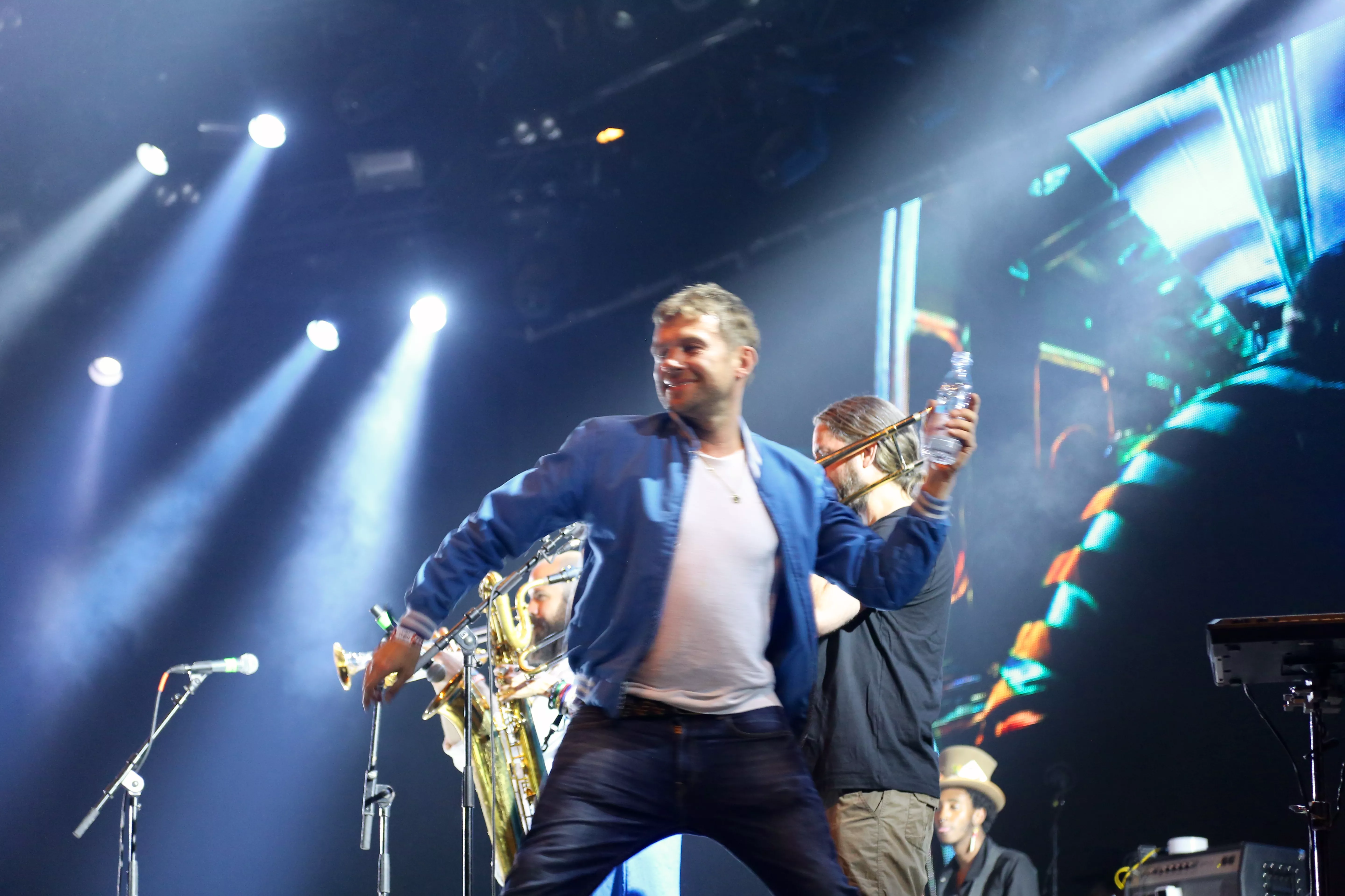 Video: Damon Albarn skulle bæres fra scenen på Roskilde