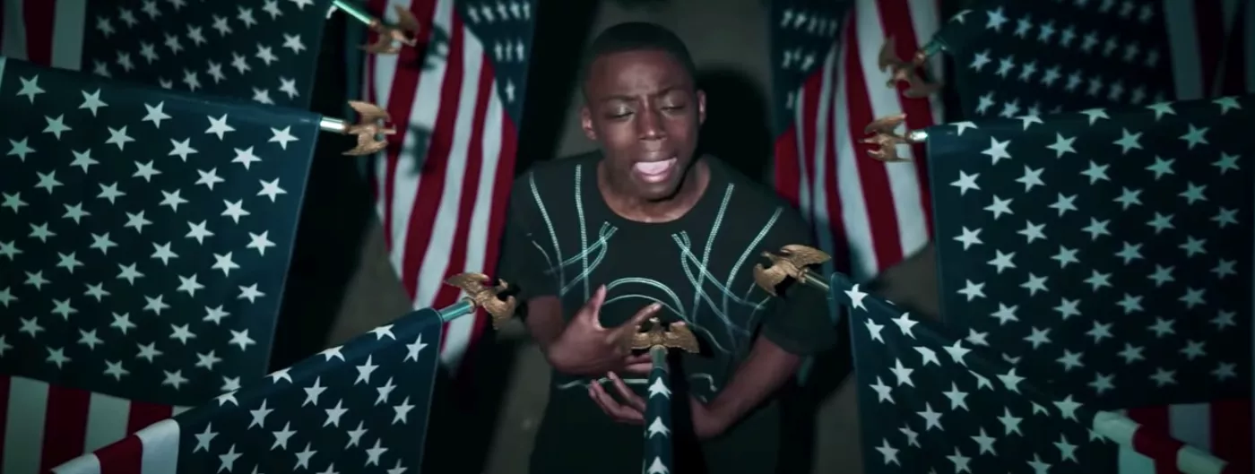 13-årig sanger imponerer i stærk musikvideo om politivold