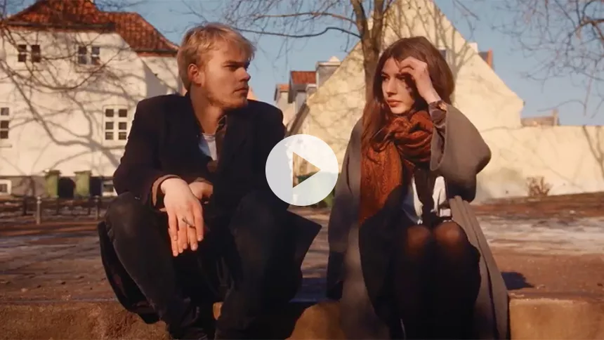 Se ung romantik i smuk musikvideo med Folkeklubben