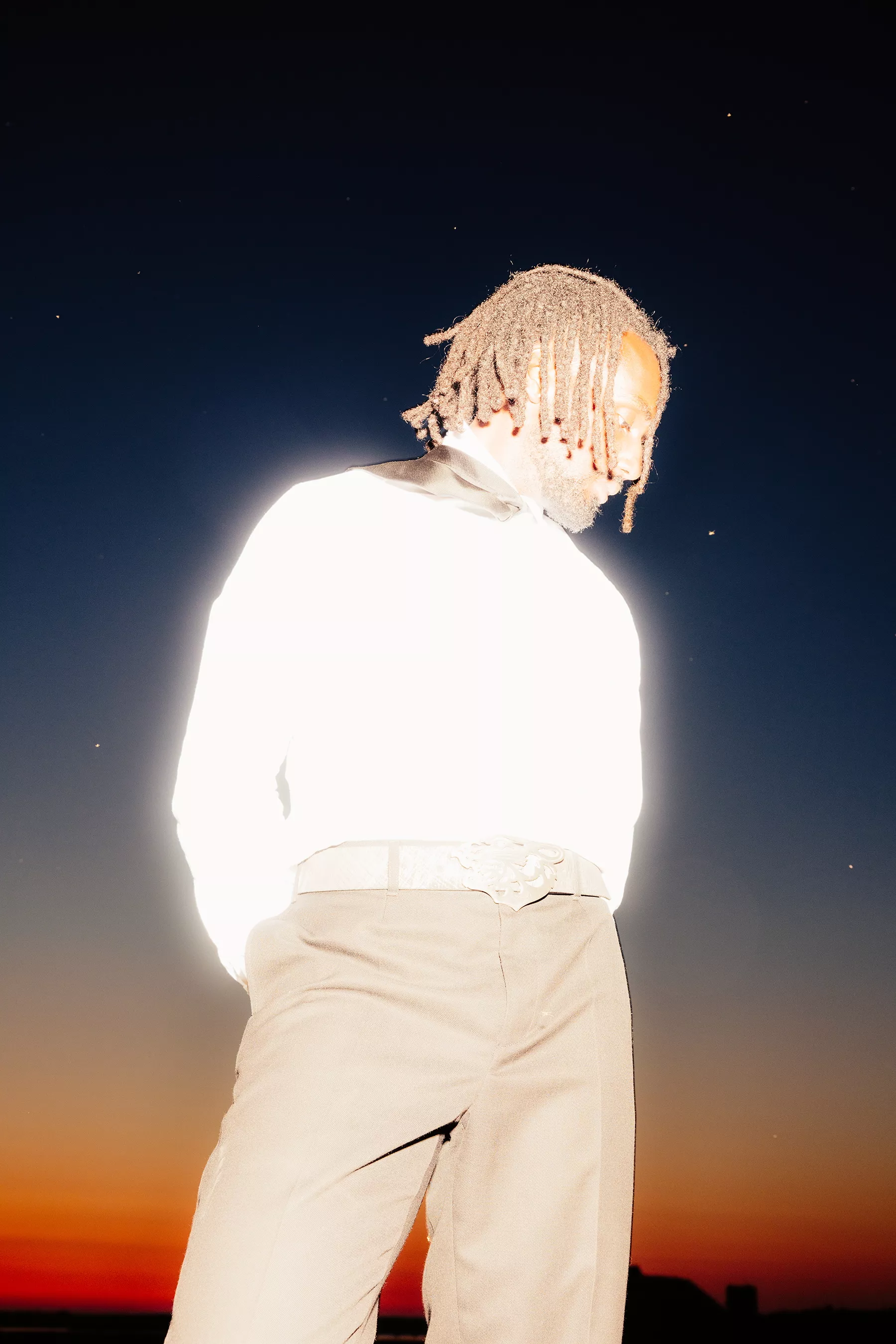 R&B-artisten och producenten Inomi släpper i dag sitt debutalbum "Bullret i Kristallsångskogen".