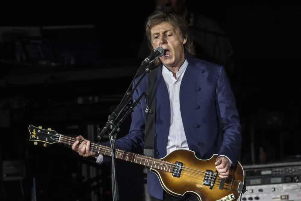 Se McCartney spille to Beatles-klassikere for første gang i 50 år