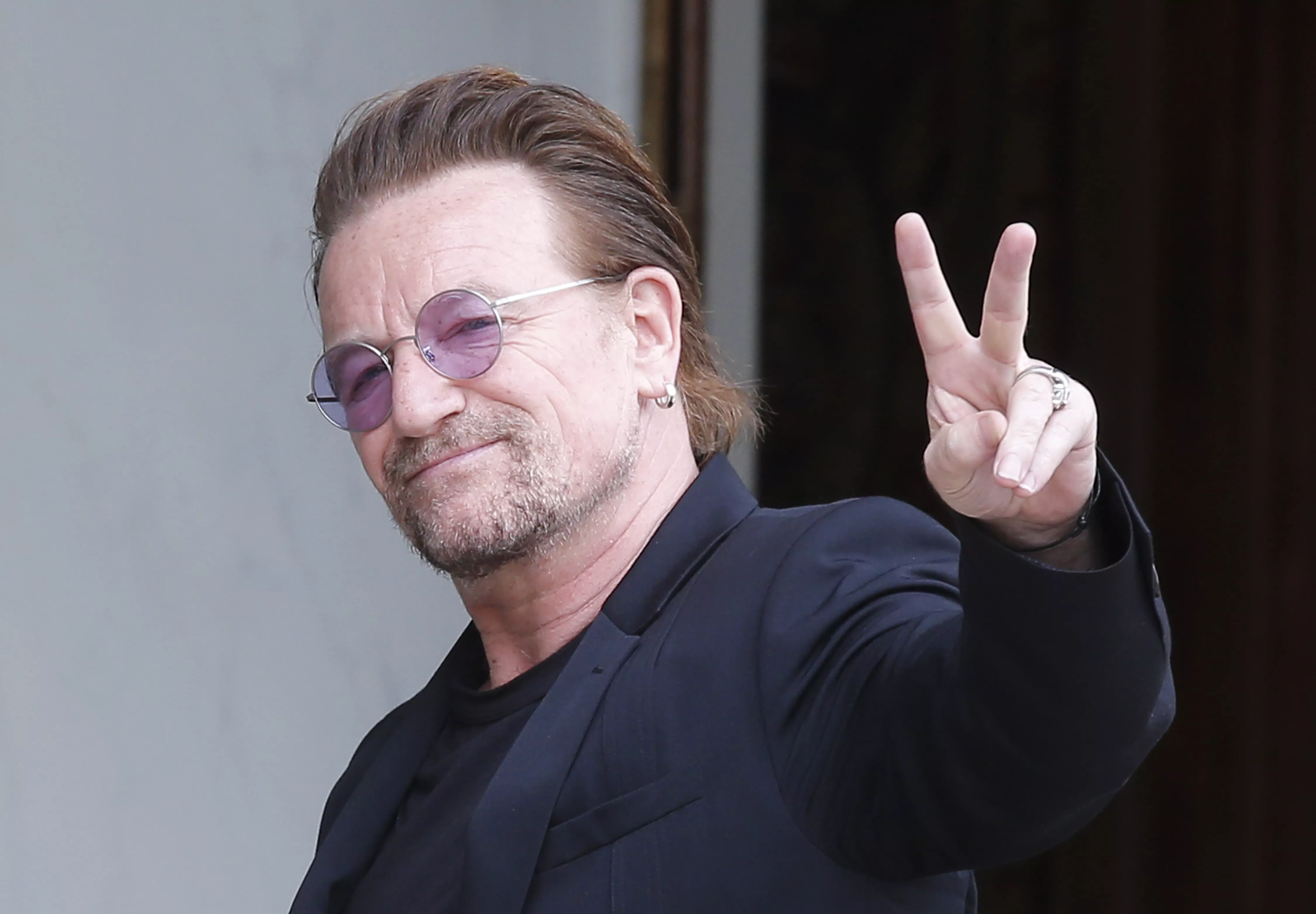 Bono latterliggjør svensk politiker