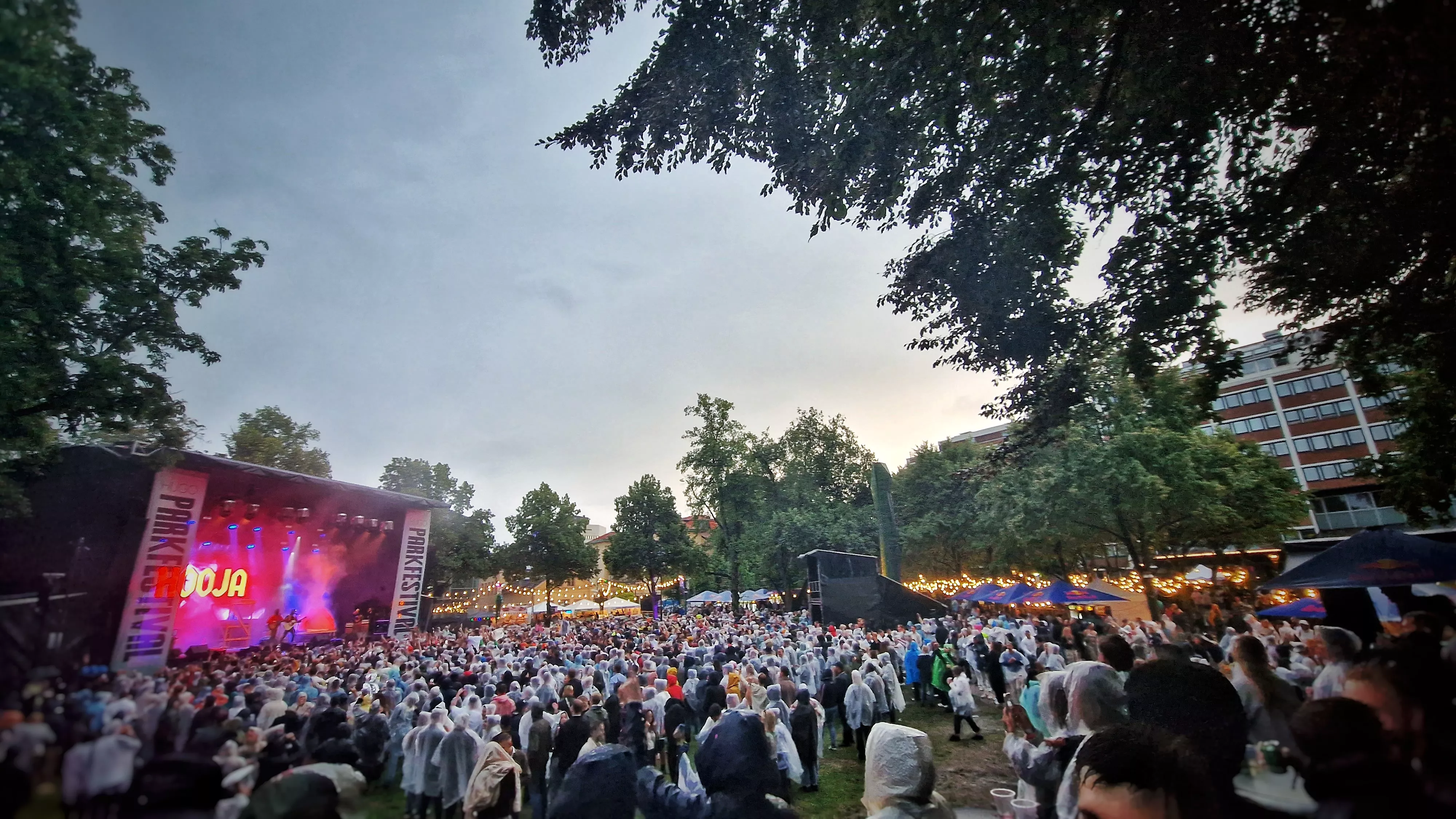 Ett hav av lyckliga regnponchos under en av Hugo Parkfestivals magiska kvällar i Norrköping 2023.