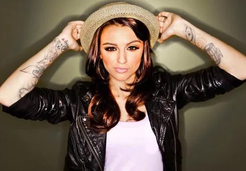 Cher Lloyd stopper koncert efter urin-angreb