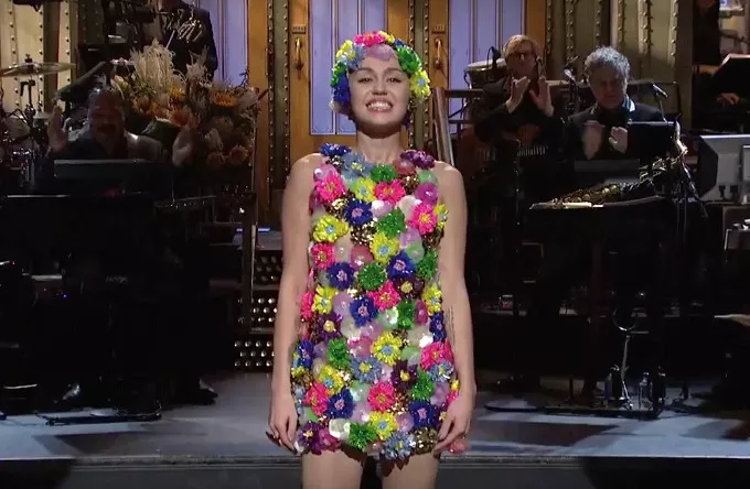 Miley Cyrus spiller i Saturday Night Live med the Flaming Lips