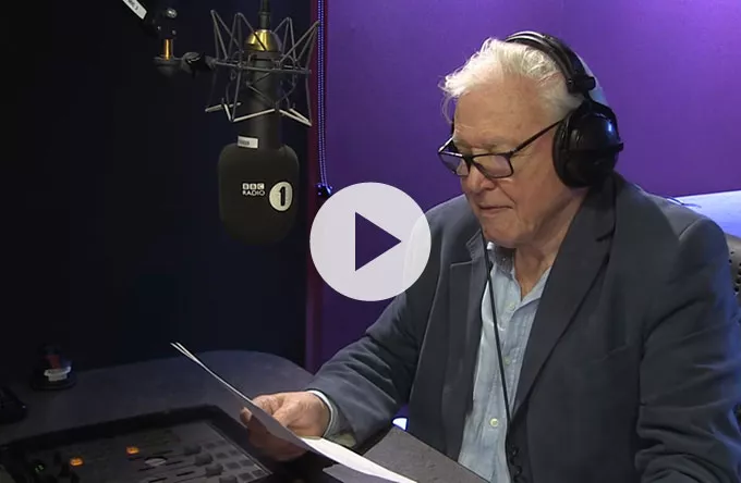 Video: David Attenborough agerer fortæller på Adeles Hello-video