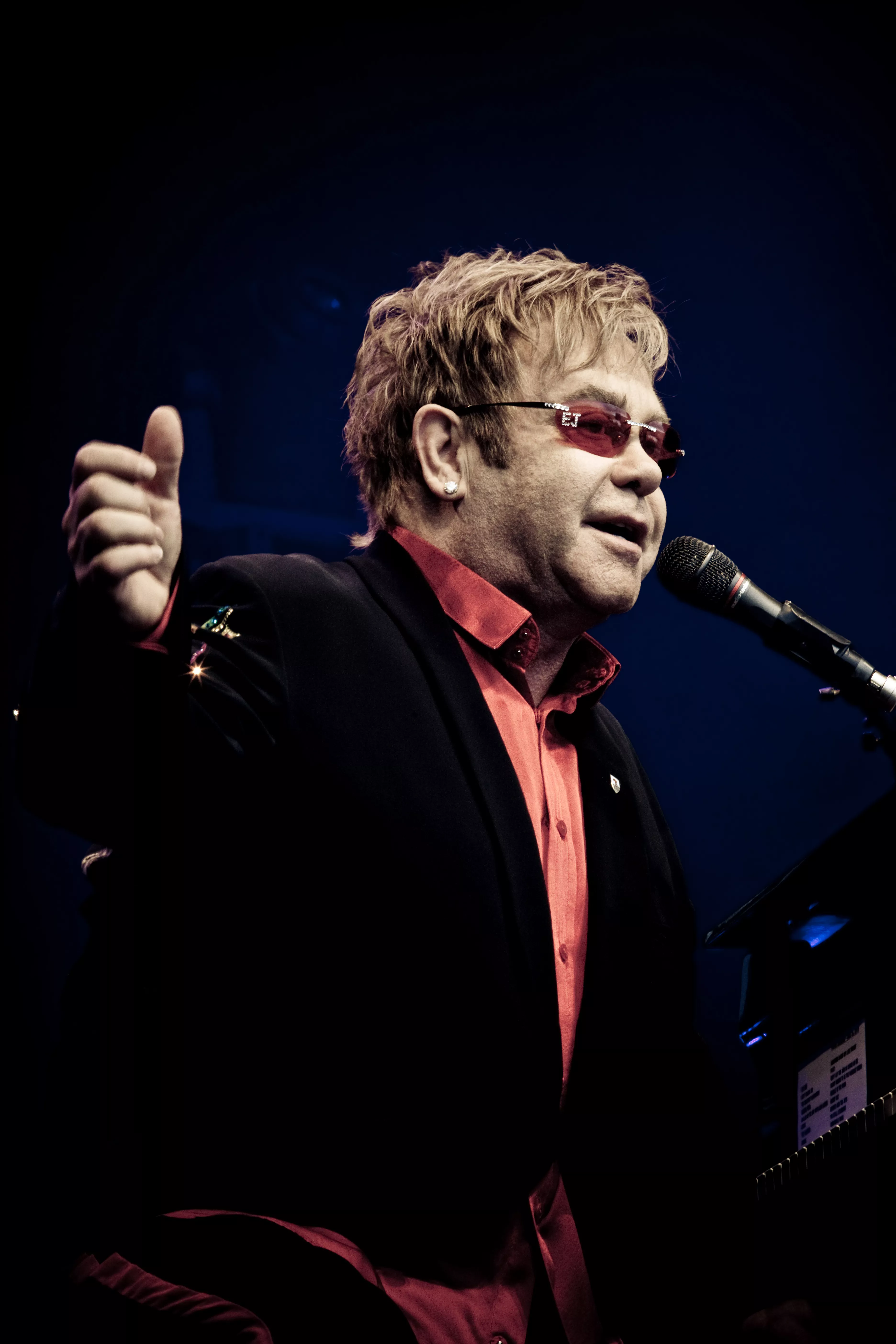 Elton John skal være redaktør