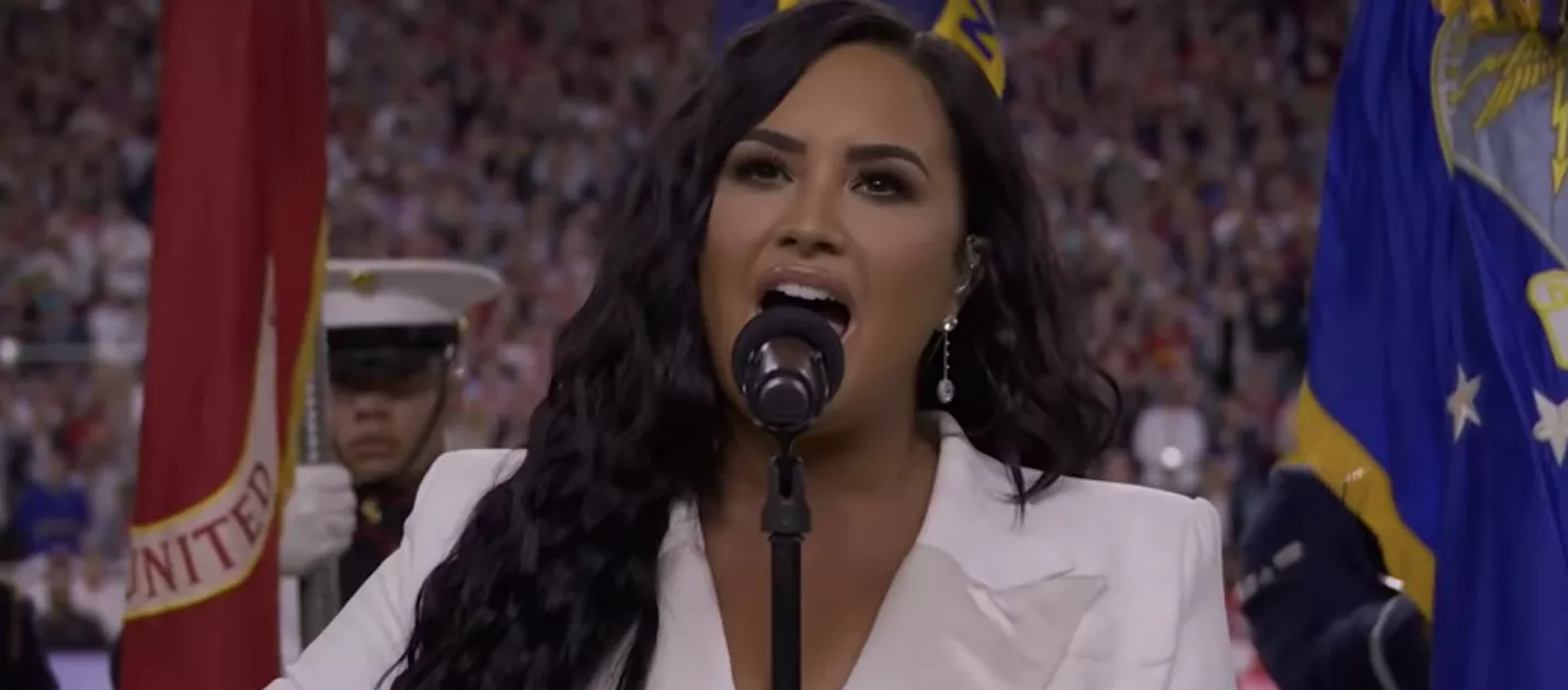 VIDEO: Se Demi Lovato fremføre stærk udgave af USA’s nationalsang til Super Bowl 