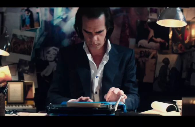 Nick Cave klar med brækpose-bog
