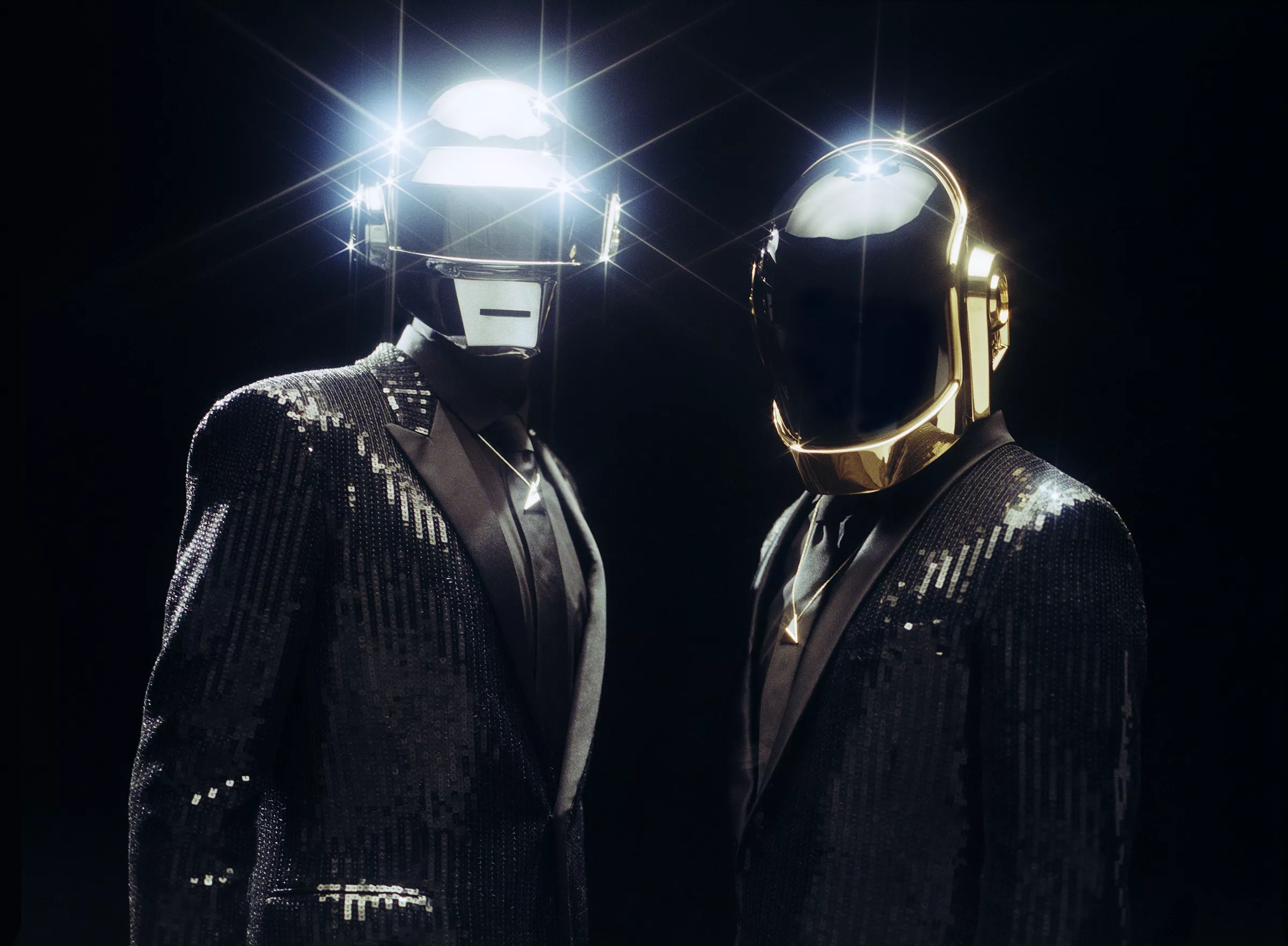 Kolla in två hjälmlösa Daft Punkare