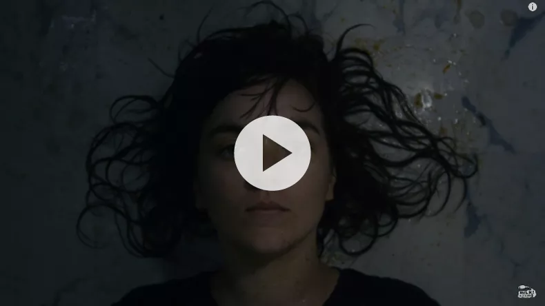 Courtney Barnett udsender rørende, mørk musikvideo