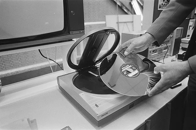 Gufs fra fortiden: Flere aktører merker økt interesse for CD-plater. Kanskje forgjengeren og det første optiske lagringsmediet, Laserdisc, får en ny giv snart? 