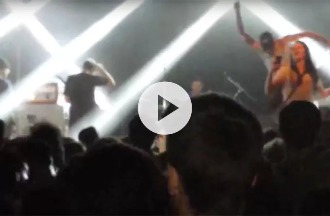 Punksanger sparker kvinde ned af scenen – udelukket fra spillested