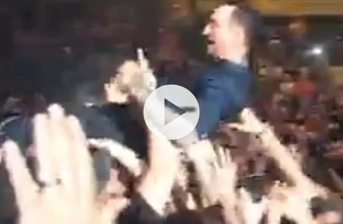 Se Volbeats Michael Poulsen crowdsurfe ud til lille pige