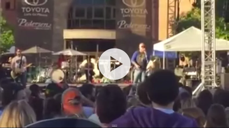 Video: Smash Mouth-sanger amok, da publikum kaster med brød 