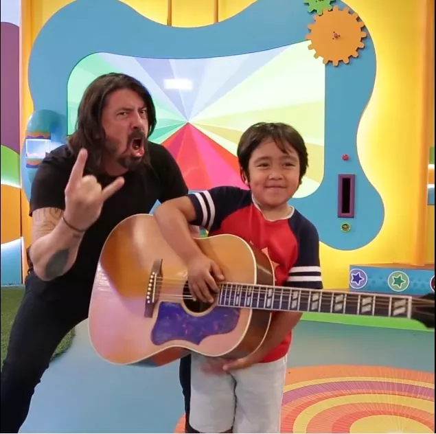 VIDEO: Dave Grohl rocker ud i børneshow