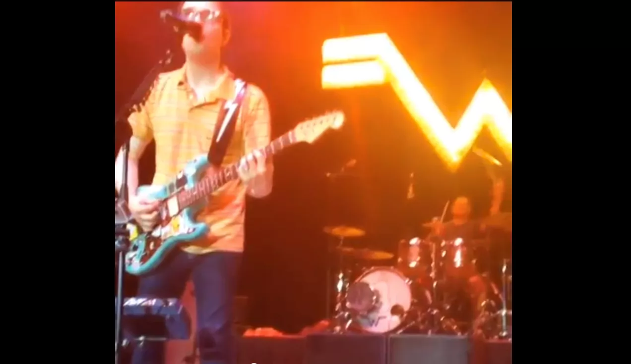 Se: Weezer spille frisbee … Under koncert!