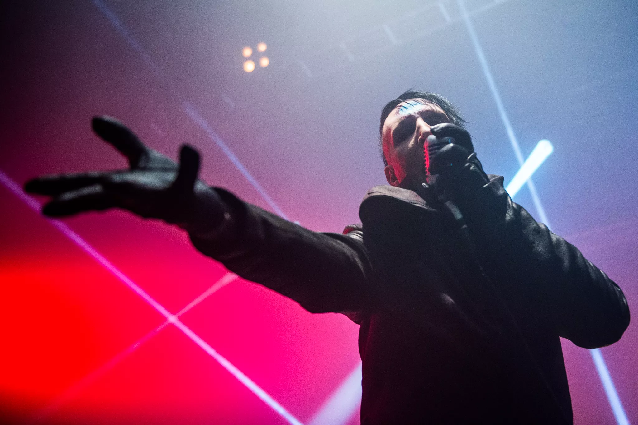 Marilyn Manson udsætter koncerter efter sceneuheld