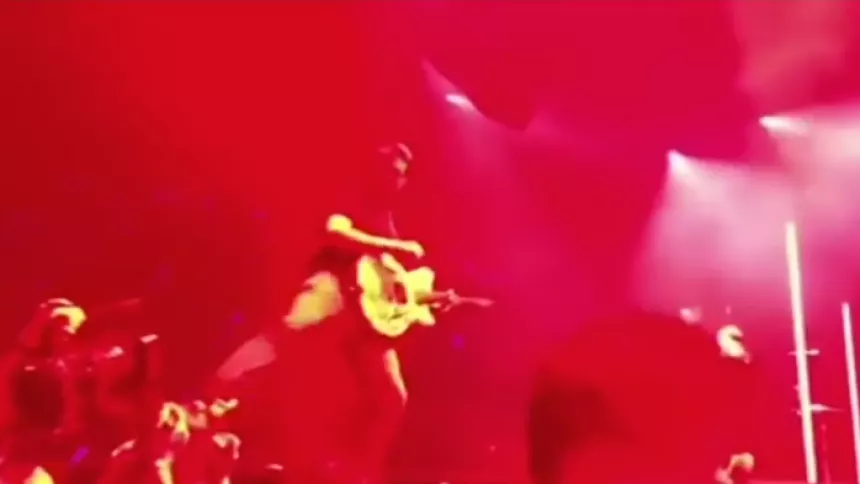 Josh Homme sparker fotograf til Queens of the Stone Age-koncert