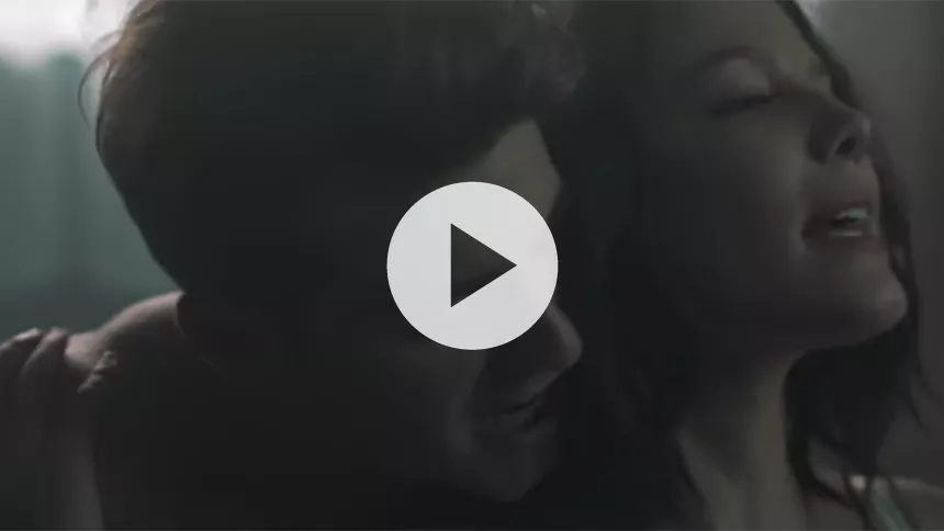 Se The Chainsmokers og Halsey smide tøjet i videoen til mega-hittet Closer 