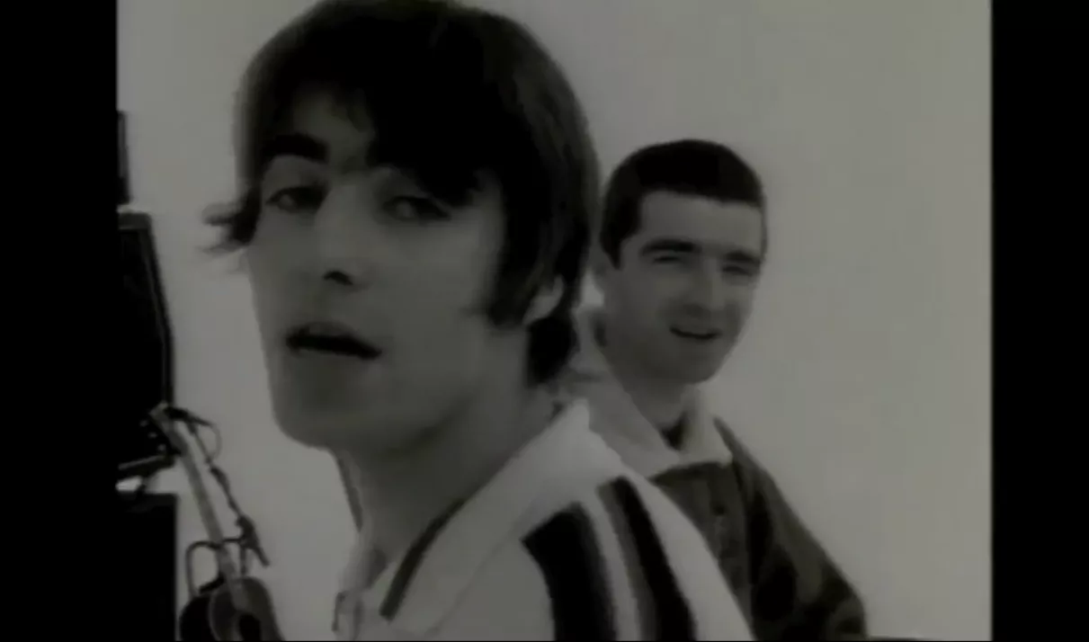 Hör Oasis kommentera sina musikvideor – otroligt roligt