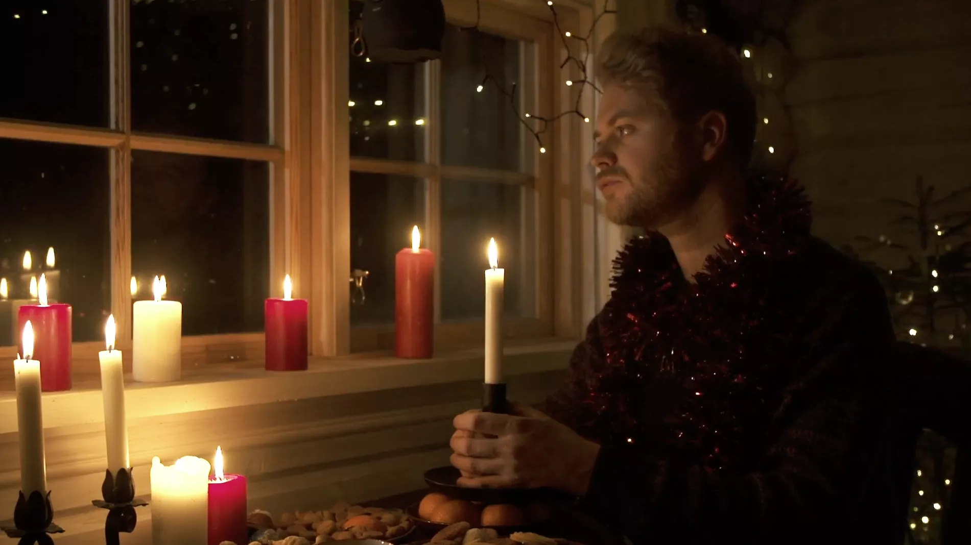 Integration rigtig meget banjo Christian Hjelm skruer helt op for julehyggen i ny musikvideo